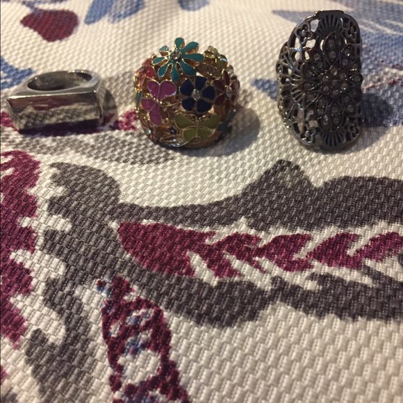 Set of 3 rings.