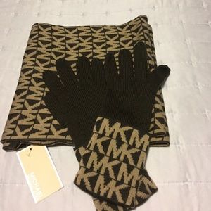 Michael Kors Matching Set. Scarf/Gloves
