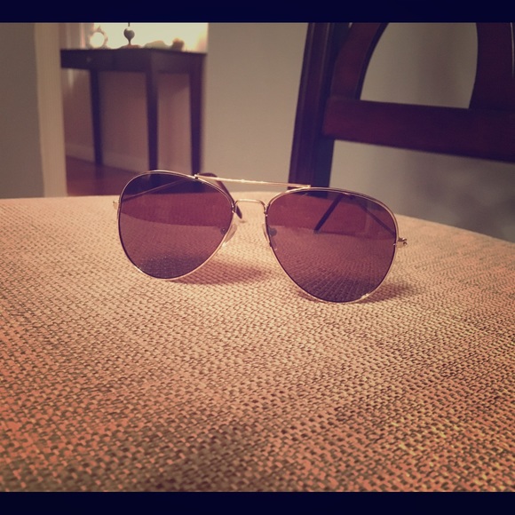 Gold tone aviator sunglasses