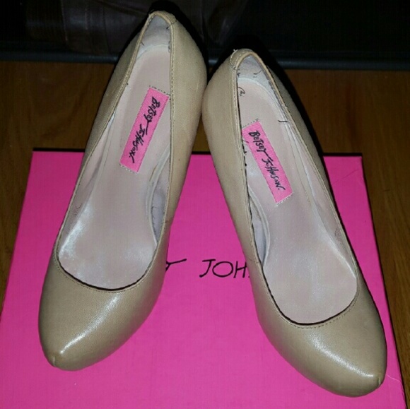 Betsy Johnson tan spike gold heel shoes