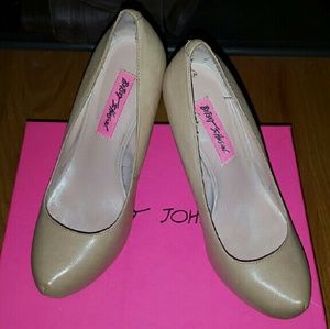 Betsy Johnson tan spike gold heel shoes
