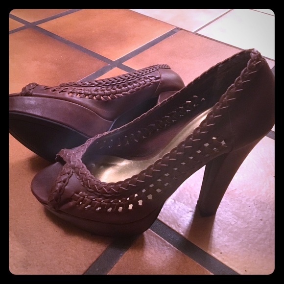 NWOT Guess brown weaved open toe heels SZ 5 1/2