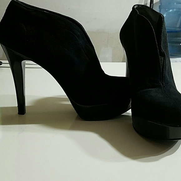 Black Nine West booties