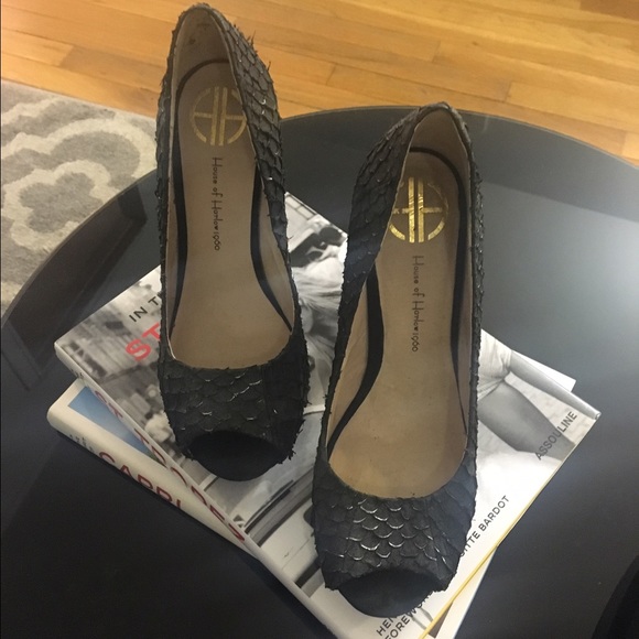 House of Harlow Black Snakeskin Pumps