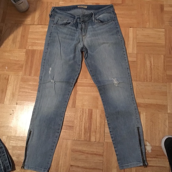 Skinny jeans with zipper at ankle
