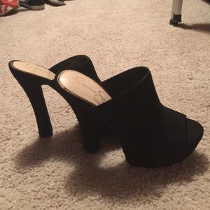 Jessica Simpson pumps