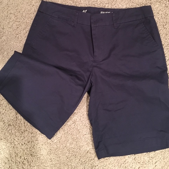 Comfy Khaki Bermuda shorts.