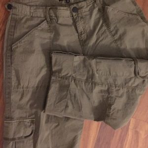 Comfy roll up Capri light weight cotton pant.