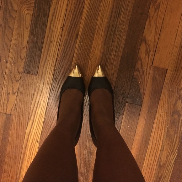 Gold-toed pumps!
