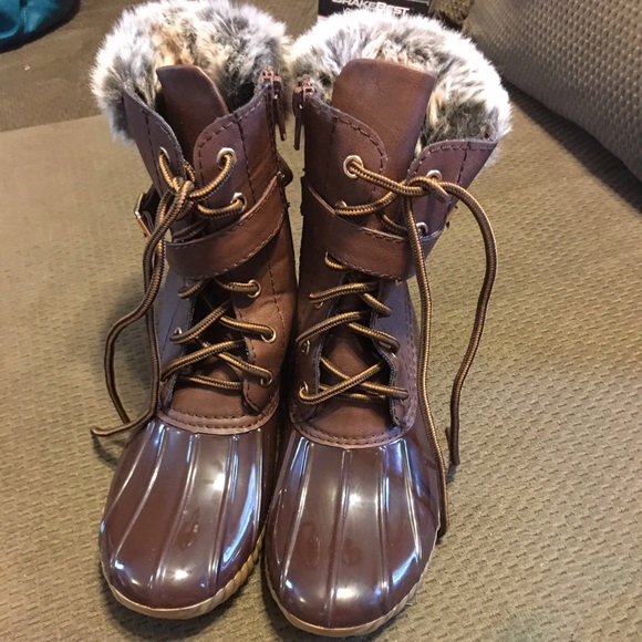 Brown duck boots with fur
