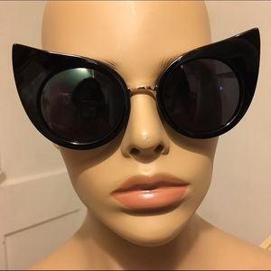 Glossy classic cats eye sunglasses sunnies pointy Glossy classic cats eye sunglasses sunnies pointy