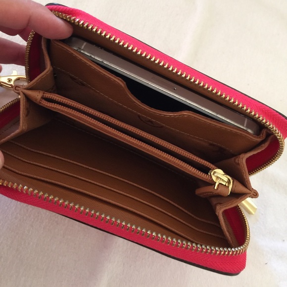 ❌SOLD❌💋Pre-💗'd Tory Burch" Wristlet - Picture 3 of 4