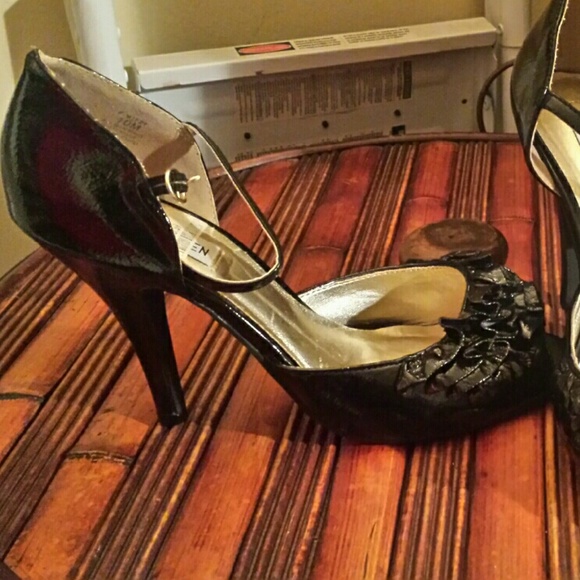Steve Madden Ruffle Pumps. 10M - Picture 1 of 2