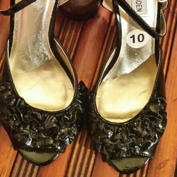 Steve Madden Ruffle Pumps. 10M - Picture 2 of 2