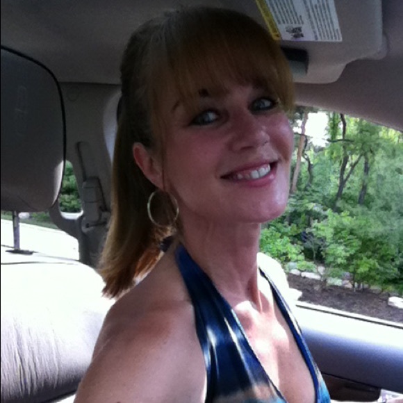 Lisa's Poshmark Closet ❤️ - Picture 4 of 4