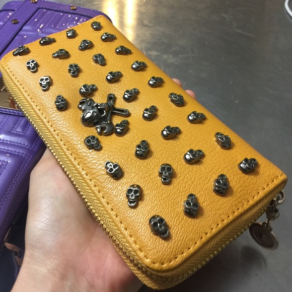 Skulls studded international wallet