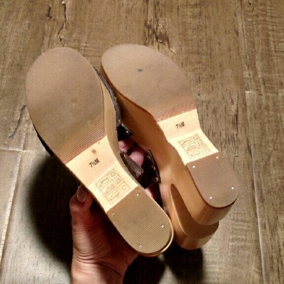 Michael Kors Wooden Sandals - Picture 4 of 4