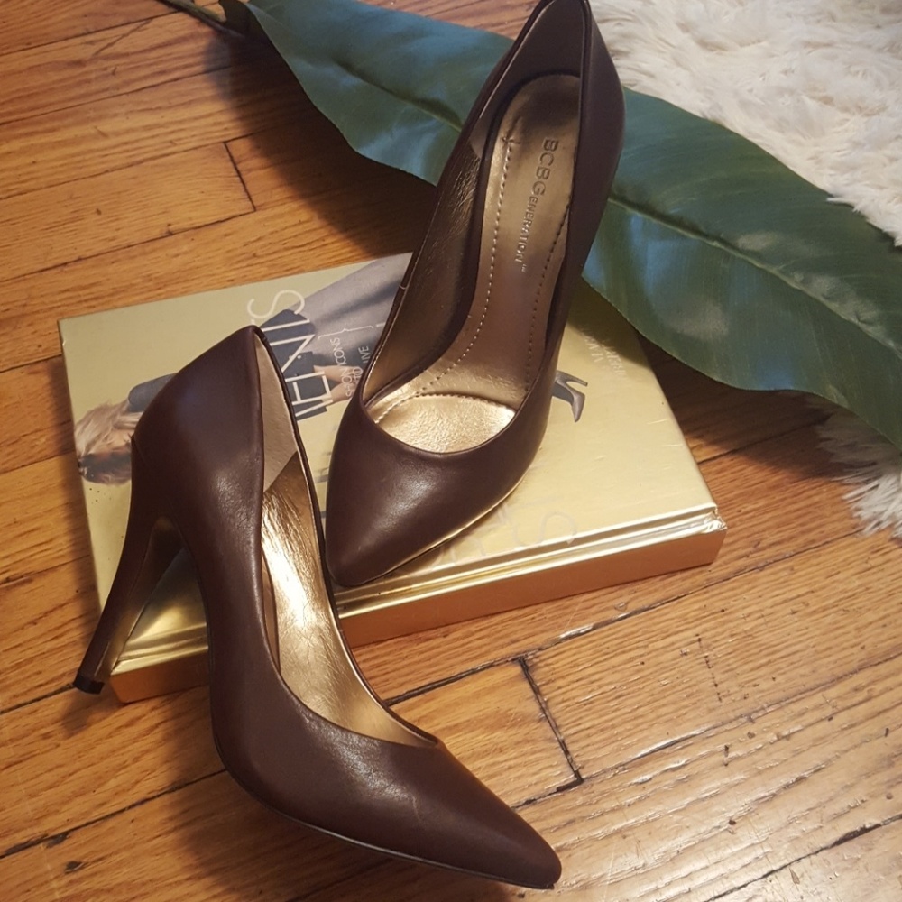 BCBG BROWN LEATHER PUMPS 4" heel