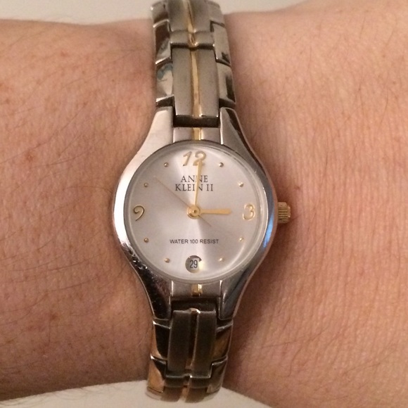 Women’s Anne Klein watch ⌚️ Authentic shows date - Picture 1 of 2