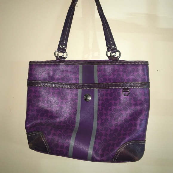 Medium signature COACH bag