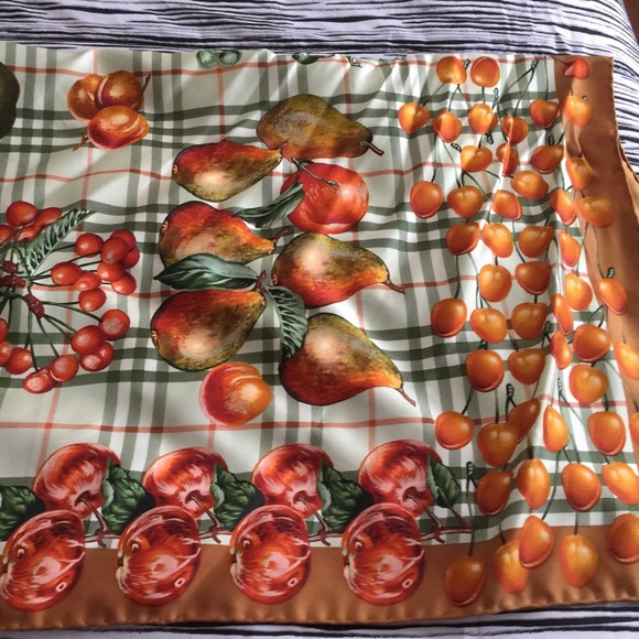 ⚡️⚡️SALE ⚡️⚡️⚡️VINTAGE silk BURBERRY scarf.