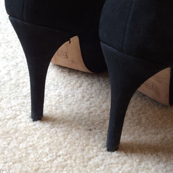 Bcbg black suede heel with scalloped side - Picture 2 of 3