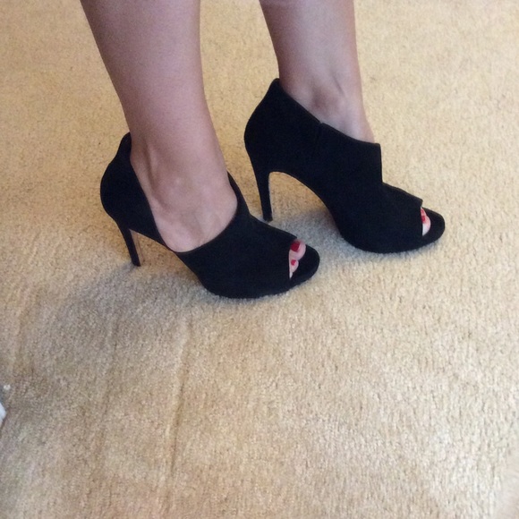 Bcbg black suede heel with scalloped side - Picture 3 of 3