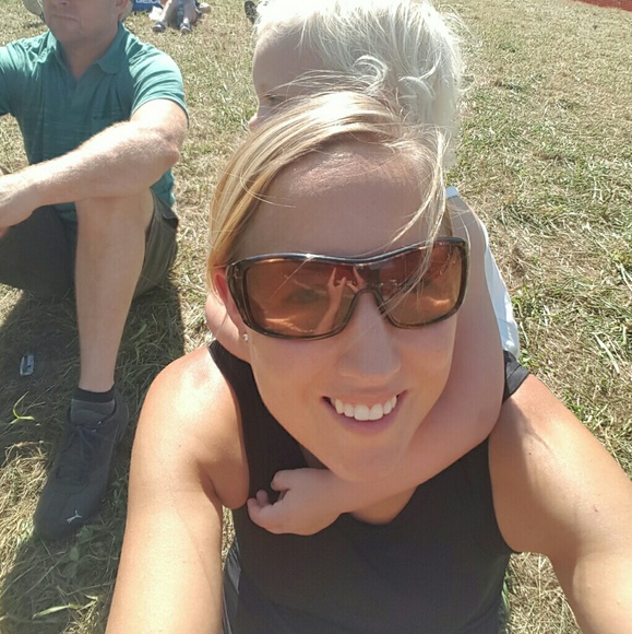 Meet your Posher, Heather - Picture 2 of 2