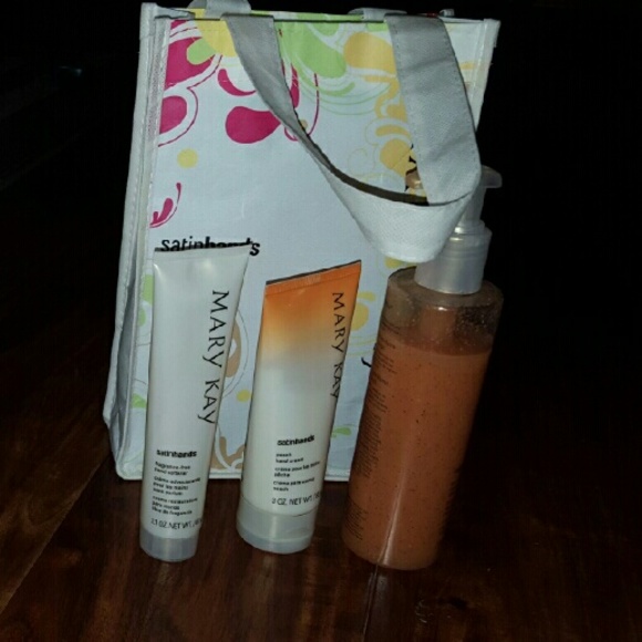 Mary Kay Satin hands Peach - Picture 1 of 1