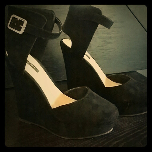 Super cool ankle buckle wedge.