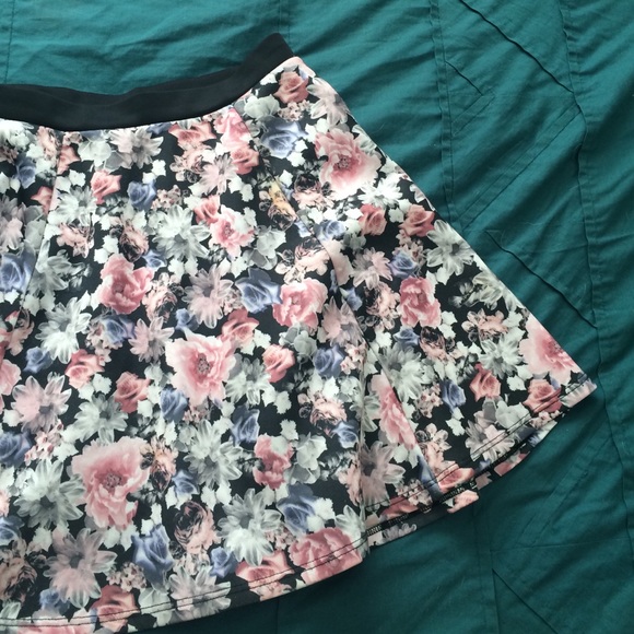 Floral mini skirt