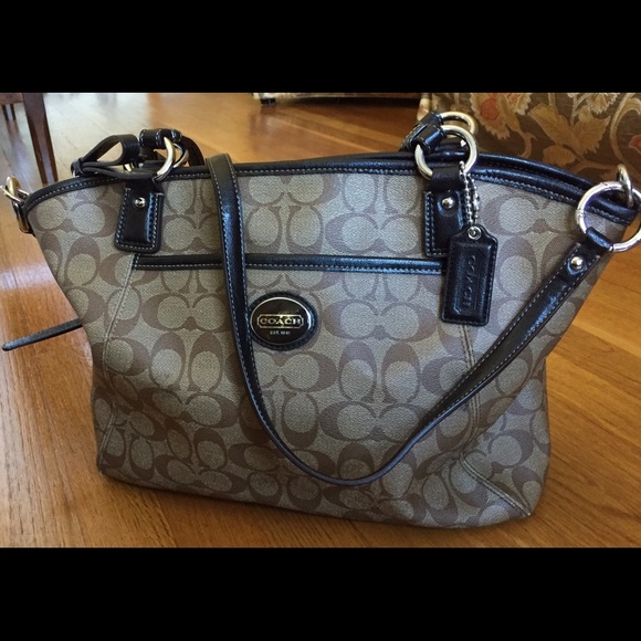 Coach signature tote. Excellent condition.