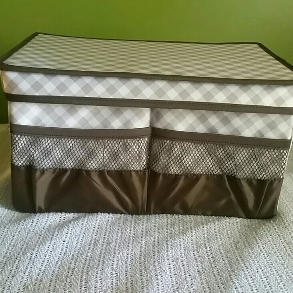 Flip top organizing bin