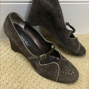 Vintage looking brown suede wedge