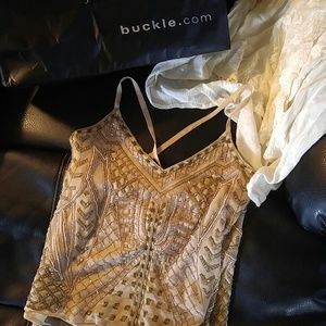 Buckle top