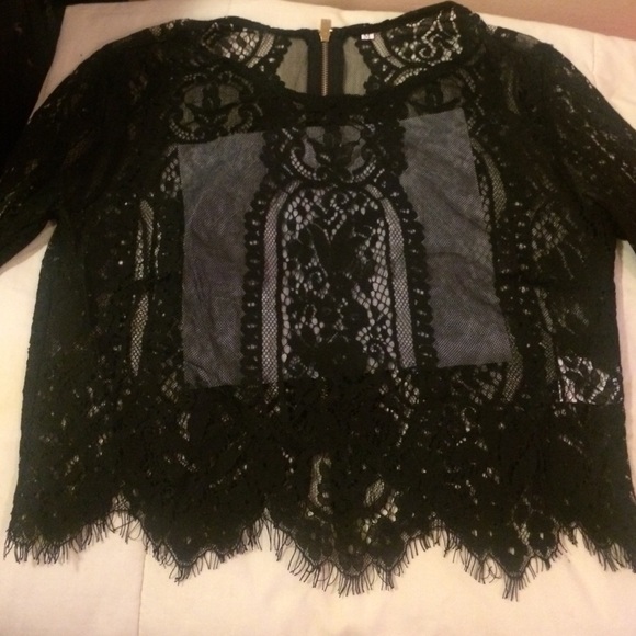 🌹 Sheer Lace Top. Runs small. Need slender arms - Picture 4 of 4