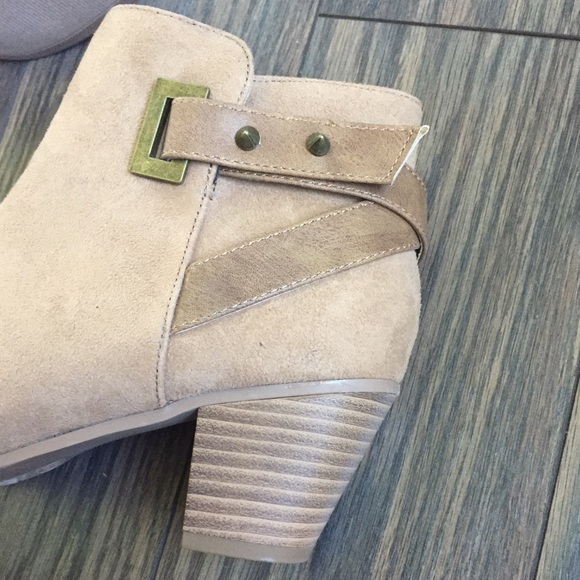 Last Pair 💕 Nude Ankle Booties - Picture 2 of 4