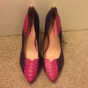 Betsey Johnson snakeskin pump