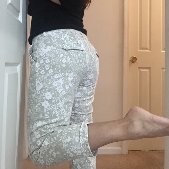 Beige/white Capri pants 😎
