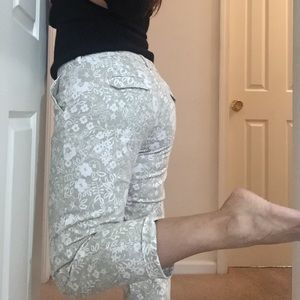 Beige/white Capri pants 😎