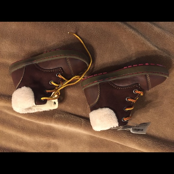 Oshkosh bgosh boots size 7 nwt