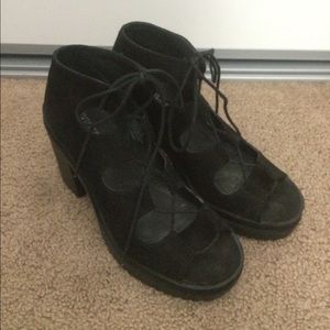 DIVIDED LACE UP WEDGE