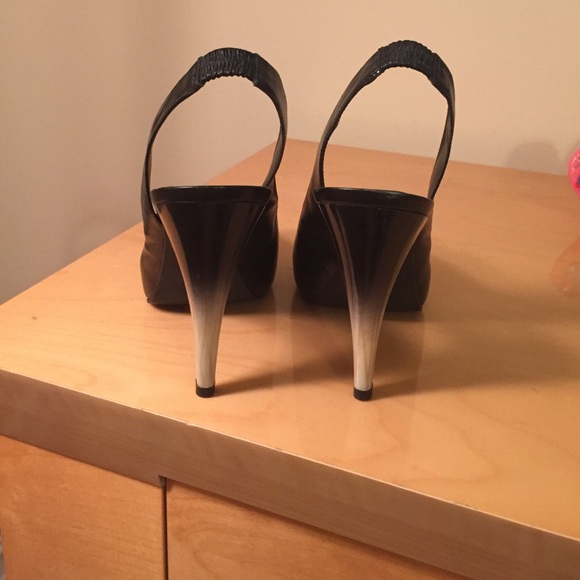 Black w white heel slingback, open toe heel. - Picture 3 of 4