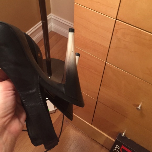 Black w white heel slingback, open toe heel. - Picture 4 of 4