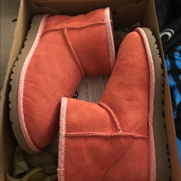 s-l400.jpg Brand new in box authentic ugg boots