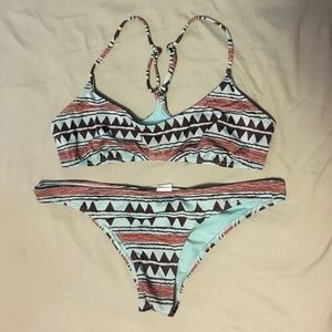 Billabong two piece swim suit // adjustable straps