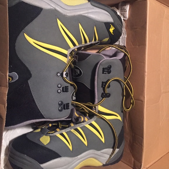 Snowboarding boots
