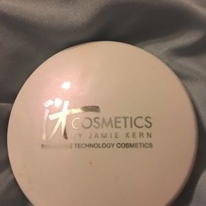 It cosmetics powder foundation