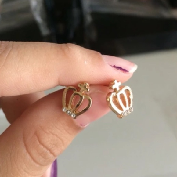💟Small Gold Crown Earrings💟 - Picture 4 of 4