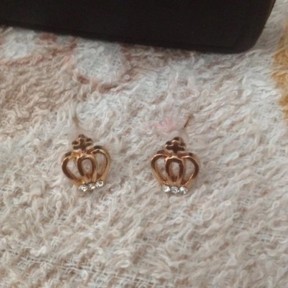 💟Small Gold Crown Earrings💟 - Picture 3 of 4